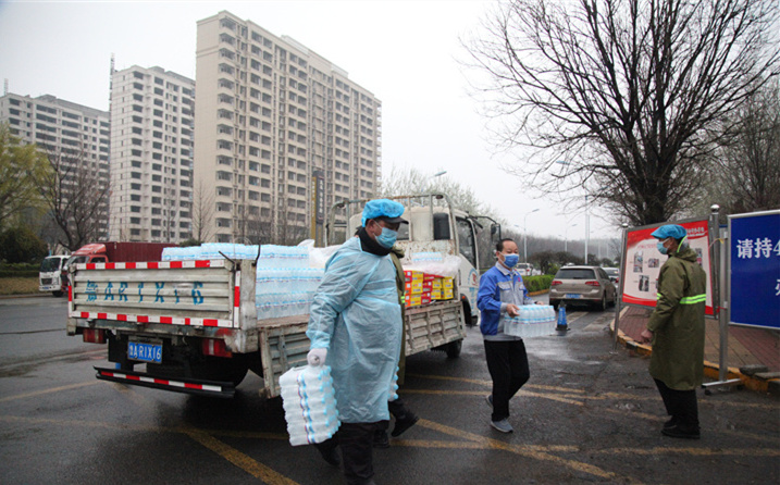 2月25日，山東金格瑞機械有限公司派代表來到齊魯師范學院捐贈防疫物資，保障校園防疫物品備足備齊，助力學校的疫情防控工作。