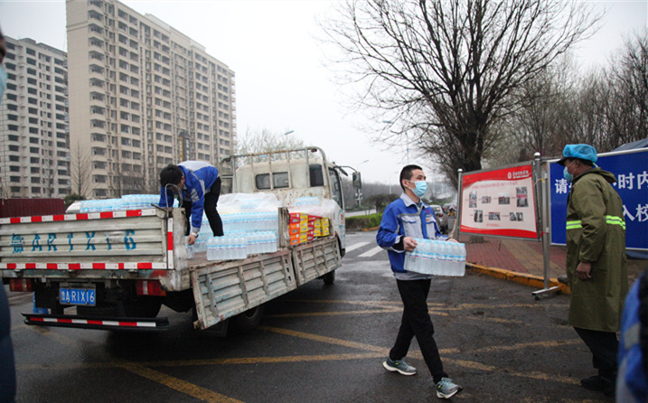 2月25日，山東金格瑞機械有限公司派代表來到齊魯師范學院捐贈防疫物資，保障校園防疫物品備足備齊，助力學校的疫情防控工作。