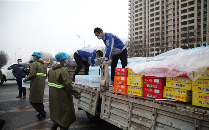 2月25日，山東金格瑞機械有限公司派代表來到齊魯師范學院捐贈防疫物資，保障校園防疫物品備足備齊，助力學校的疫情防控工作。