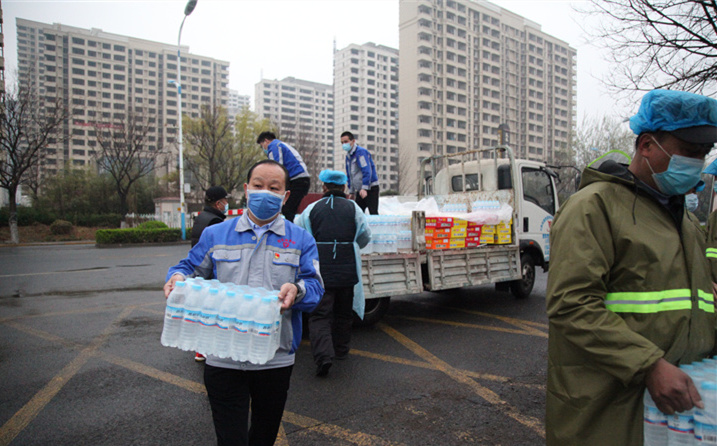 2月25日，山東金格瑞機械有限公司派代表來到齊魯師范學院捐贈防疫物資，保障校園防疫物品備足備齊，助力學校的疫情防控工作。